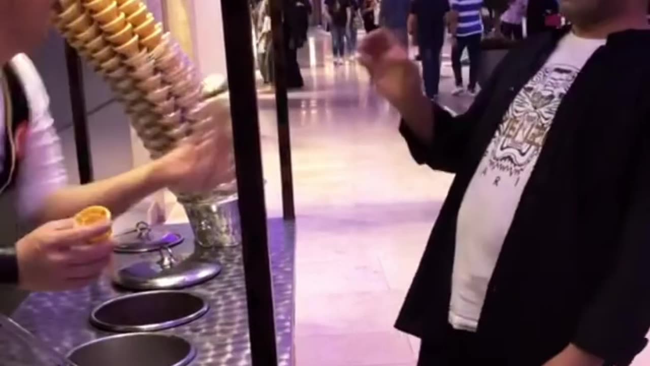ICE CREAM SHOW