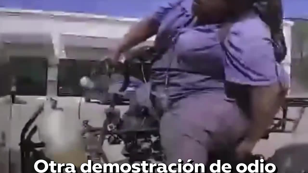 Arrestan a un hombre que estrelló su mini vehículo contra una Cybertruck en Texas