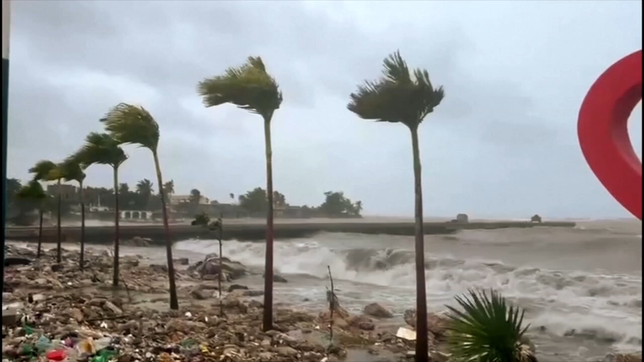 Live view of Kingston Harbor, Jamaica, as Hurricane Melissa approaches