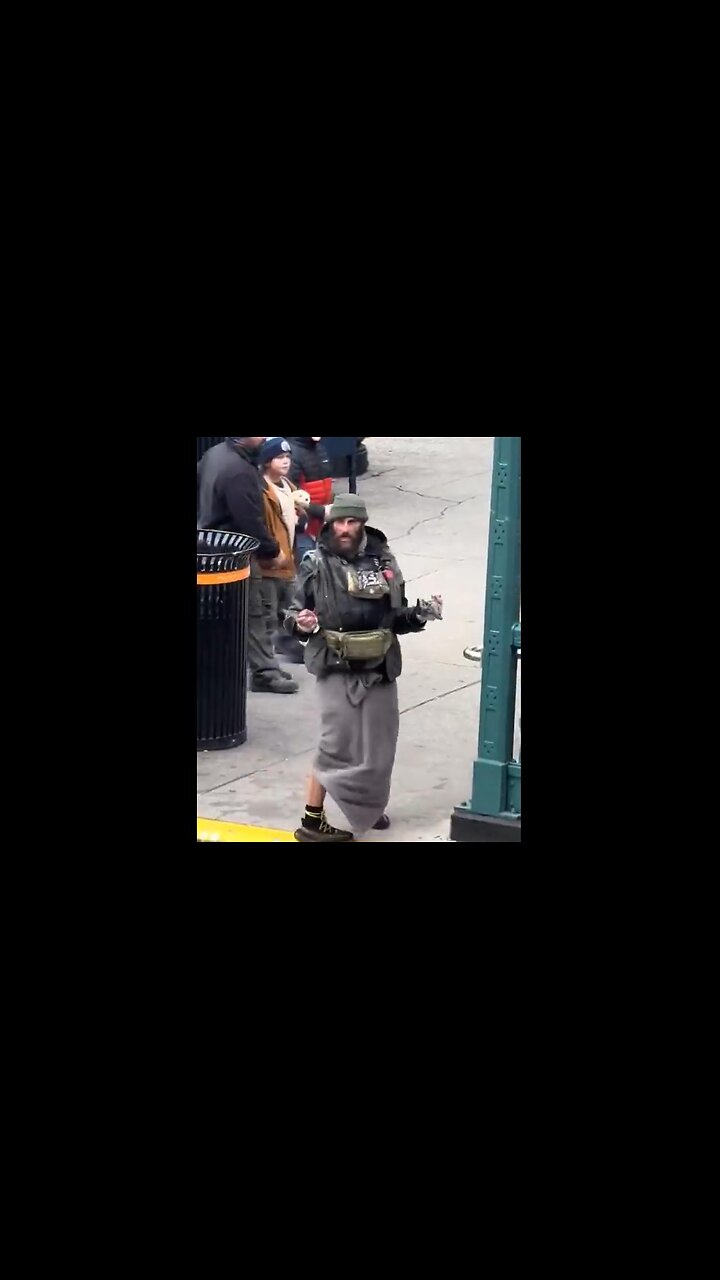 People stroll past Wild-looking Man Brandishing a Knife like its normal - only in New York