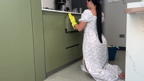 KITCHEN COUNTER CLEANING