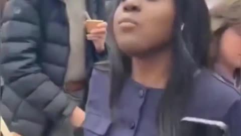A black woman decided to throw food over a white woman because "white people are inferior'".