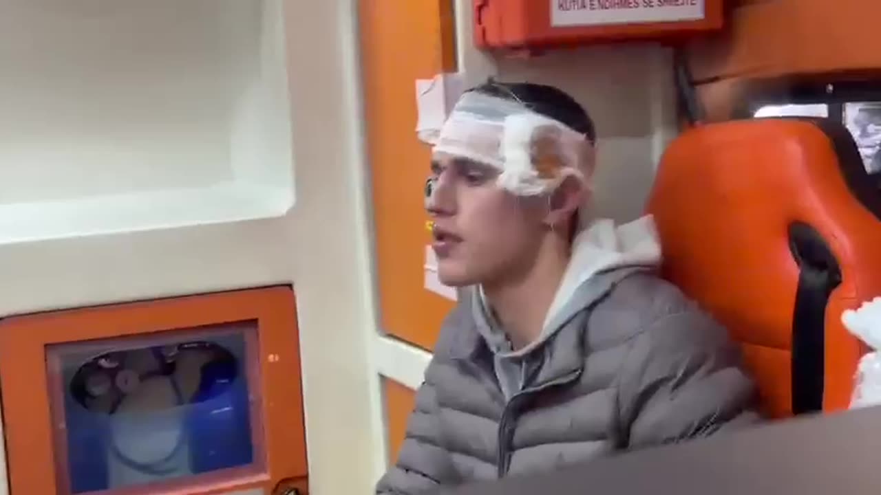 Protestuesi me kokë të fashuar