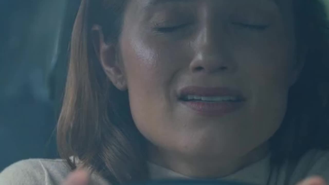 The Mysterious Lady Stops Her Car in the Woods – Creepy & Unforgettable 🚗🌲