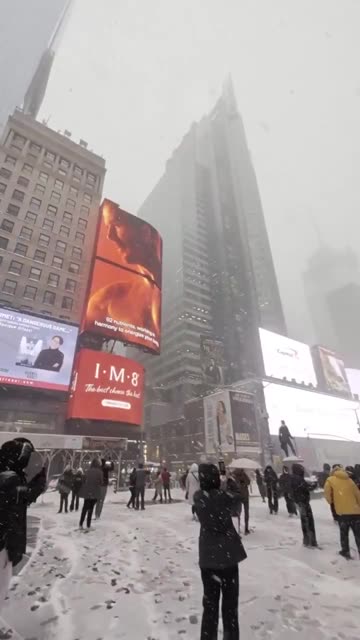 Times Square transformed into a winter wonderland as a snowstorm enveloped New York City❄️