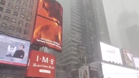 Times Square transformed into a winter wonderland as a snowstorm enveloped New York City❄️