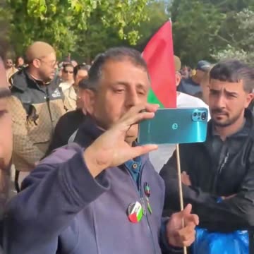 Muslim man insults British police who incredibly do not react. Why didn't they