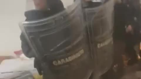 PICCONI E MANGANELLI di Carabinieri e Polizia per Sfrattare Famiglie con Minori e Disabile