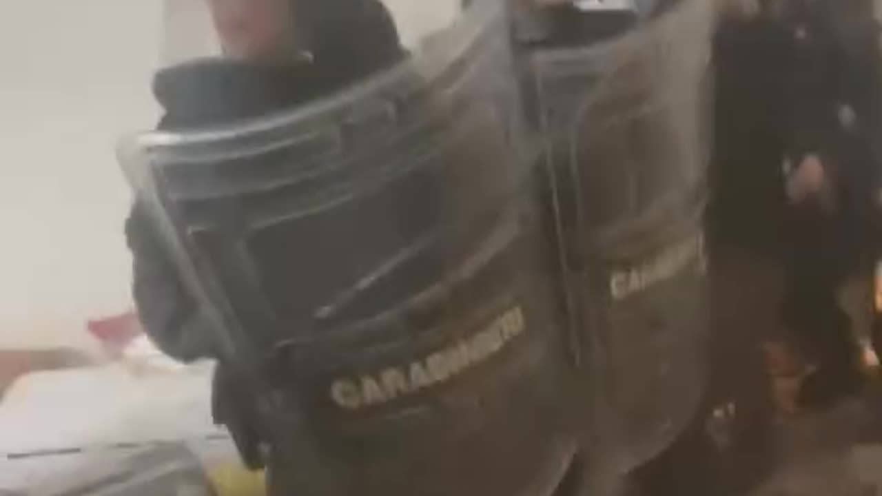 PICCONI E MANGANELLI di Carabinieri e Polizia per Sfrattare Famiglie con Minori e Disabile