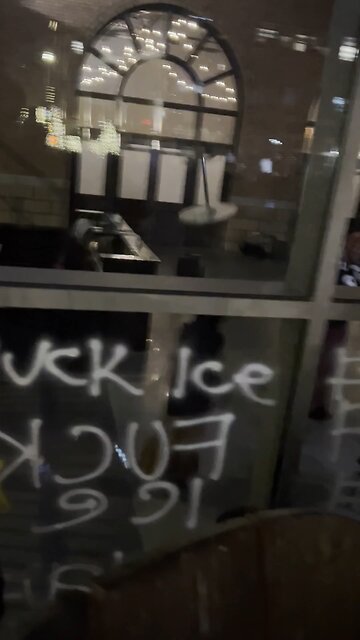 👮‍♂️ 🇺🇸 Antifa have breached the doors of this hotel in Minneapolis