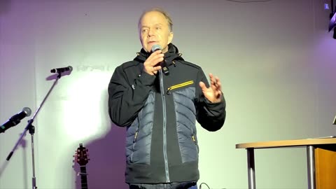 Bergen (Rügen) - Uwe Steimle kündigt Thomas Gens (Bürgewrmeister Insel Hiddensee) an