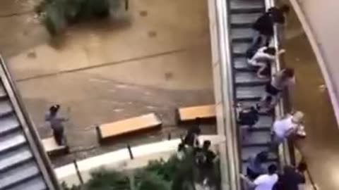 C.C. BONAIRE video PROHIBIDISIMO Censurado centro comercial LLENO antes de la RIADA