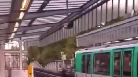 migrant blocks a train in Paris and starts throwing stones while shouting “Allahu Akbar”.