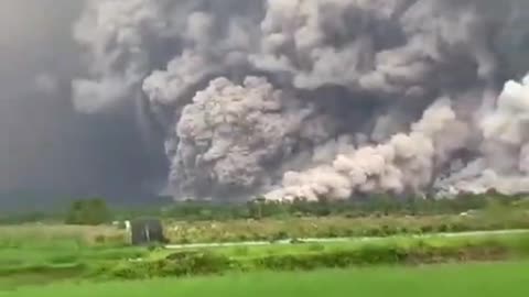 Terrible scene of the eruption of Mount Semeru in East Java, Indonesia 🇮🇩 (19.11.2025)