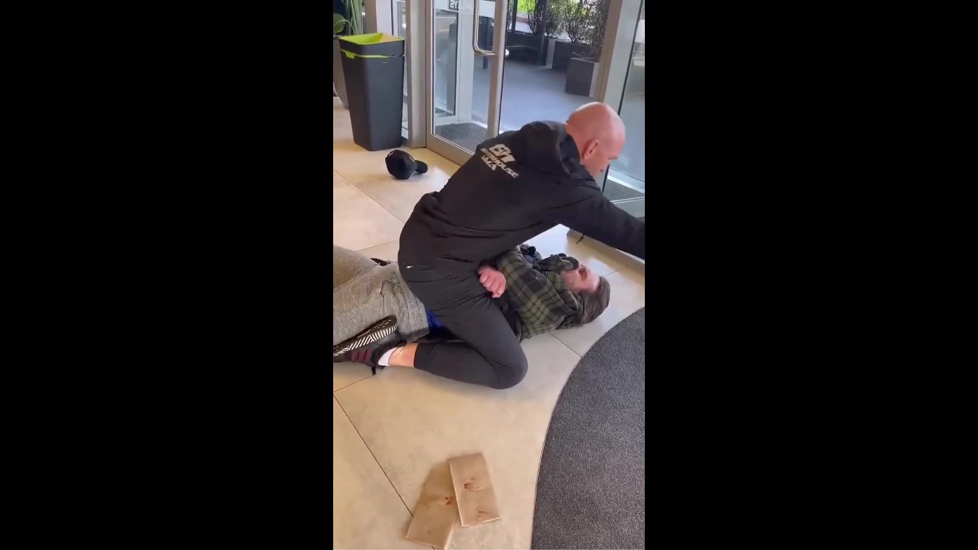 Sometimes criminals rob the wrong people. This guy can fight, and did