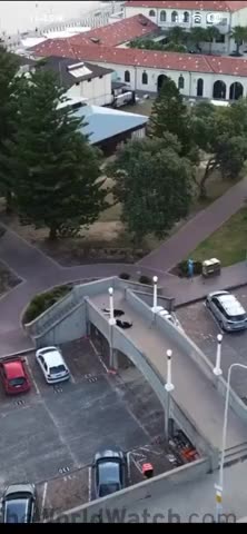 The moment the Australian police neutralize the second gunman with three shots.