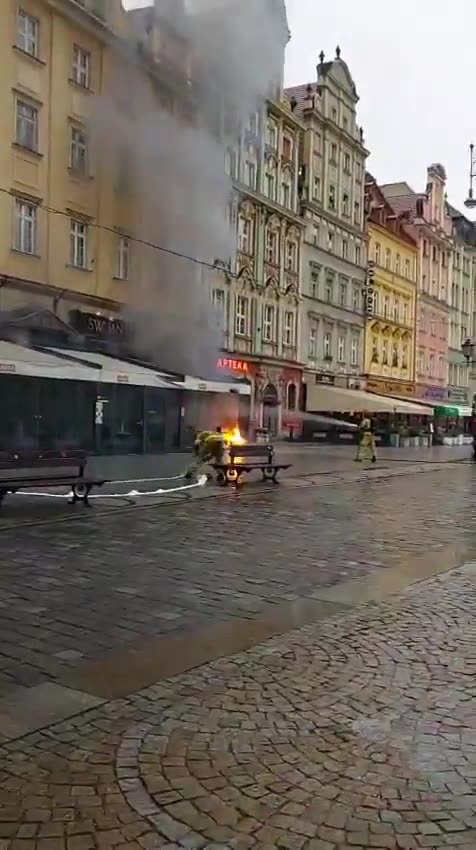 Na wrocławskim Rynku doszło dziś do pożaru w ogródku jednego z lokali gastronomicznych.