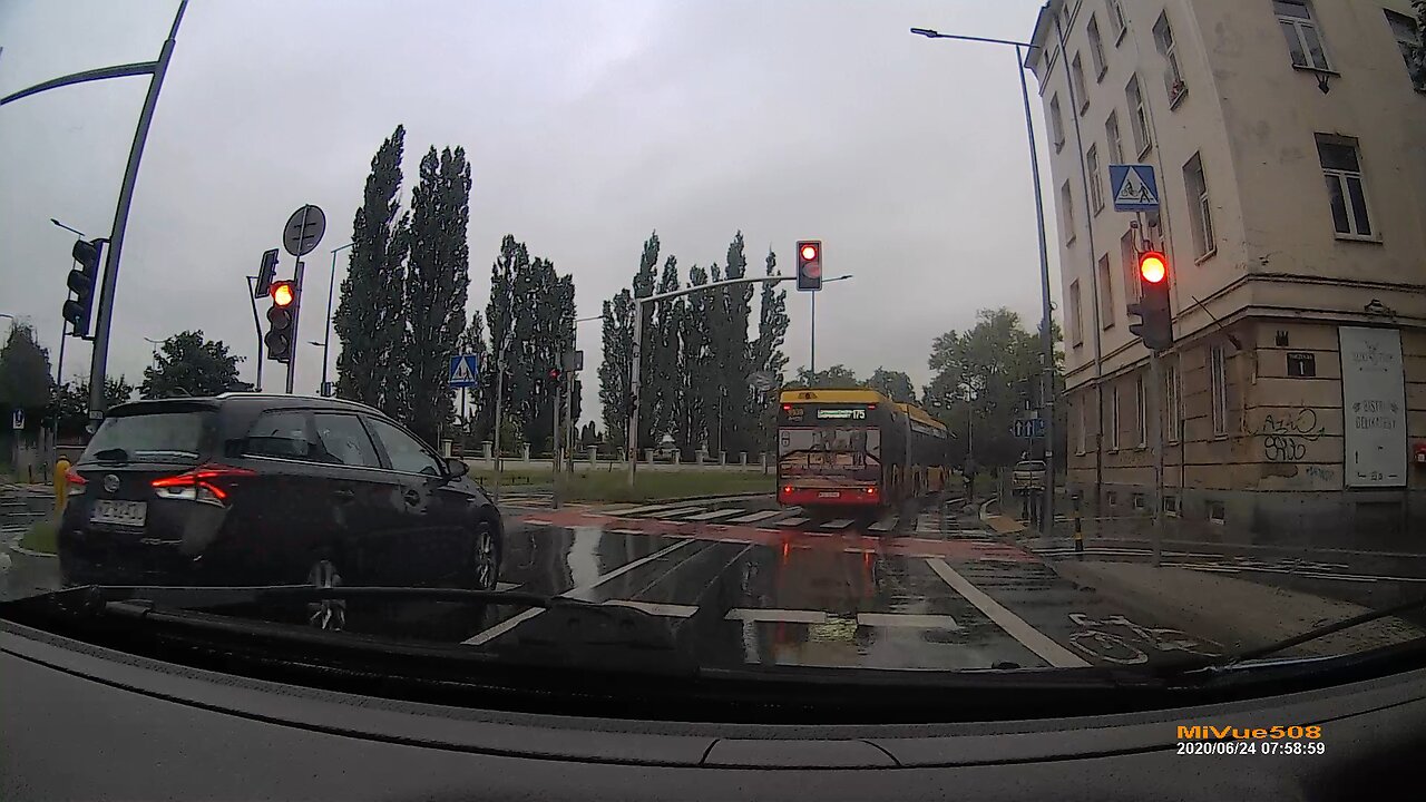 Wjazd na skrzyżowanie na czerwonym świetle