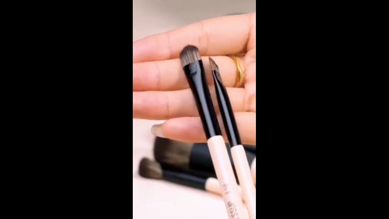 Makeup brush