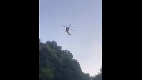 MOMENTO EM QUE TRAFICANTES DERRUBAM HELICÓPTERO DA POLICIAL NO RIO DE JANEIRO