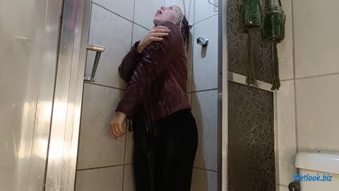 Wetlook girl in shower