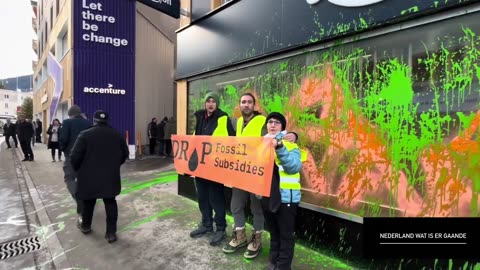 Jeff Bezos zijn Amazon stand is beklad bij WEF annual meeting Davos maandag 20 januari 2025