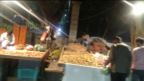 Capturing the vibrant atmosphere of the vegetable market in the outskirts of Delhi 🍅