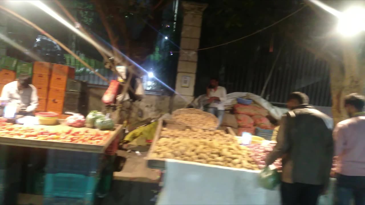 Capturing the vibrant atmosphere of the vegetable market in the outskirts of Delhi 🍅