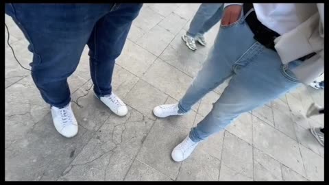 Bambini con armi in mano più grandi di loro, giri sui carri armati.....