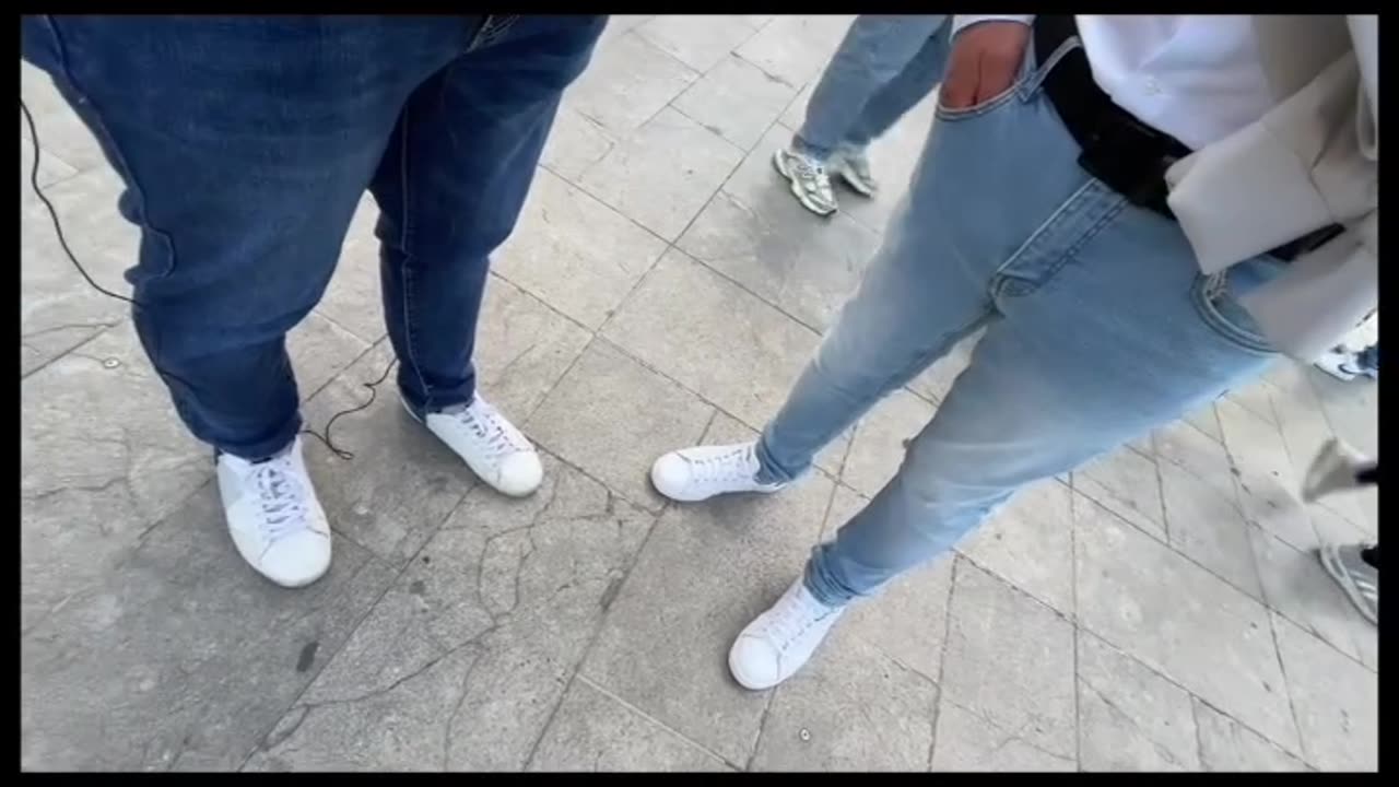 Bambini con armi in mano più grandi di loro, giri sui carri armati.....