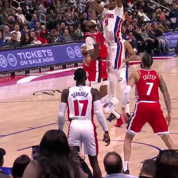 NBA - HOW DID AUSAR THOMPSON FINISH THIS POSTER... Literally falling away from the rim 🤯🤯