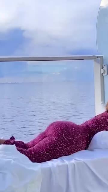 Thick Azz bounce on bed.