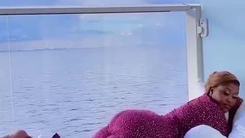 Thick Azz bounce on bed.