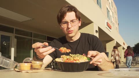 reviewing my favorite poke bowl in LA... vlog episode 5