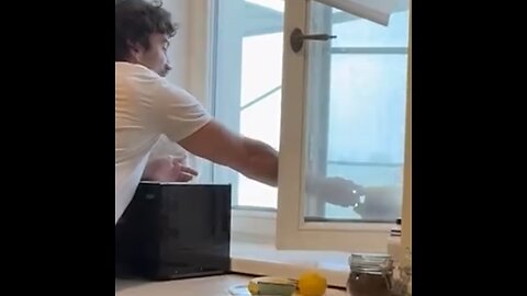 Amabilidad sin fronteras: ofrecen café a un trabajador en un andamio