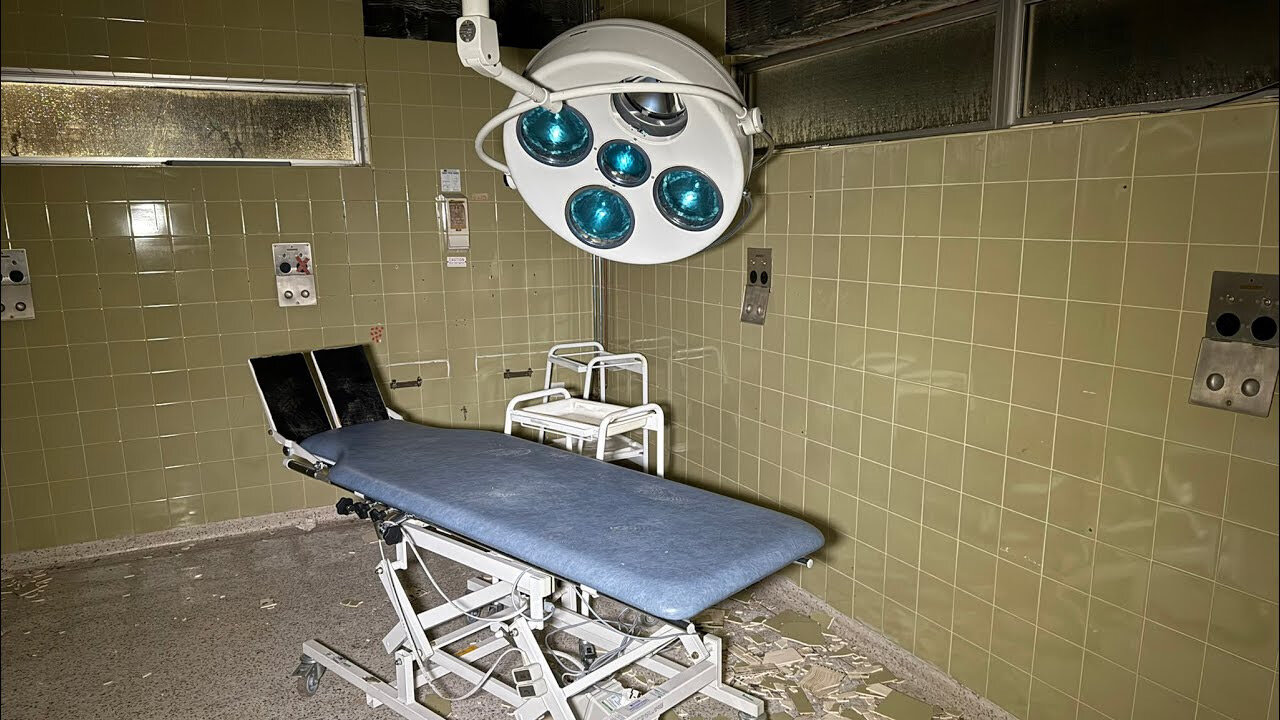 Exploring an Abandoned Hospital in England – Haunted & Forgotten