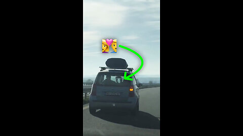 Viajeros bailan en el auto y contagian alegría en la ruta