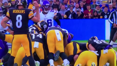 Aaron Rogers says the Tush Push is a young man’s game! 😂