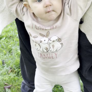 baby kayla’s walking practice 👶💕 come to daddy!