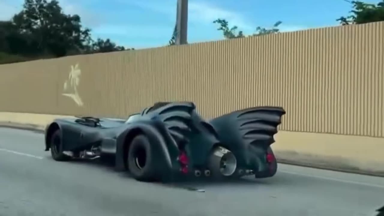BATMOBILE SIGHTING ON THE HIGHWAY IN MIAMI! 🦇 Where do you think it’s going..!🤔
