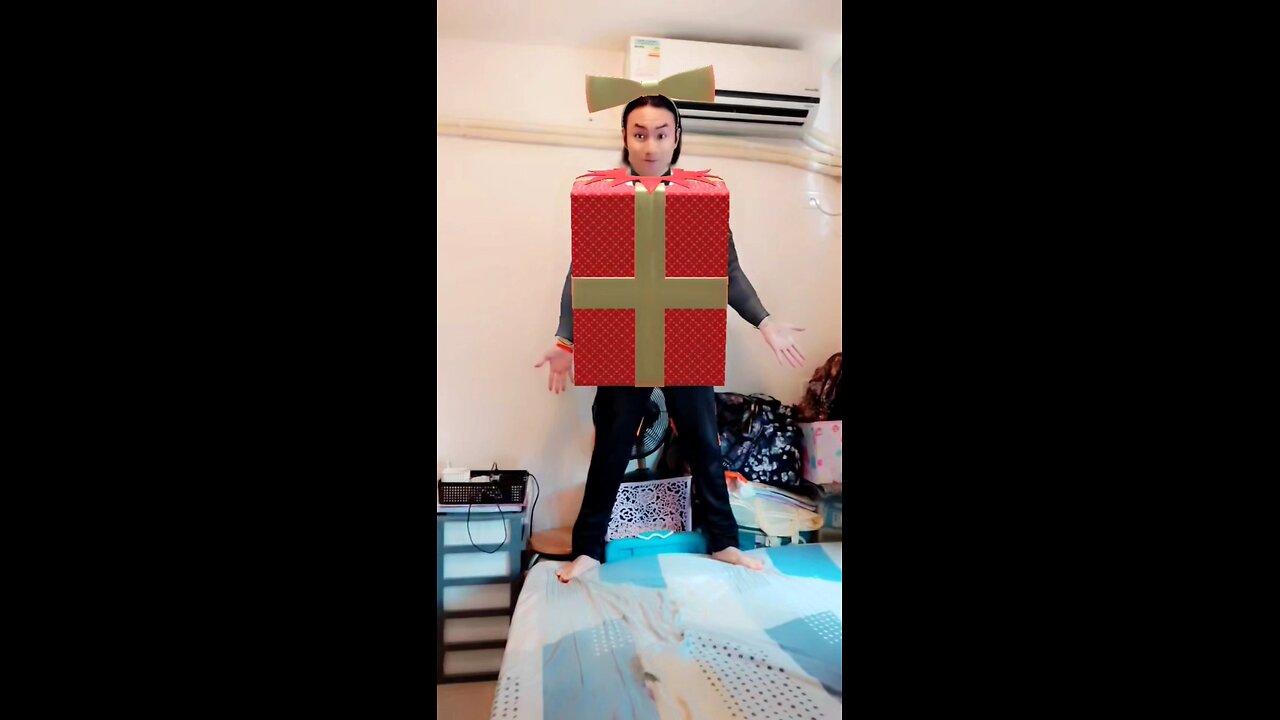 《Super huge Christmas gift box COSPLAY—awesome appearance! Surprise role play with bow headdress