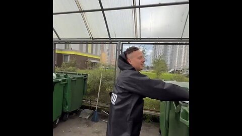 Inventan un original método para tirar la basura