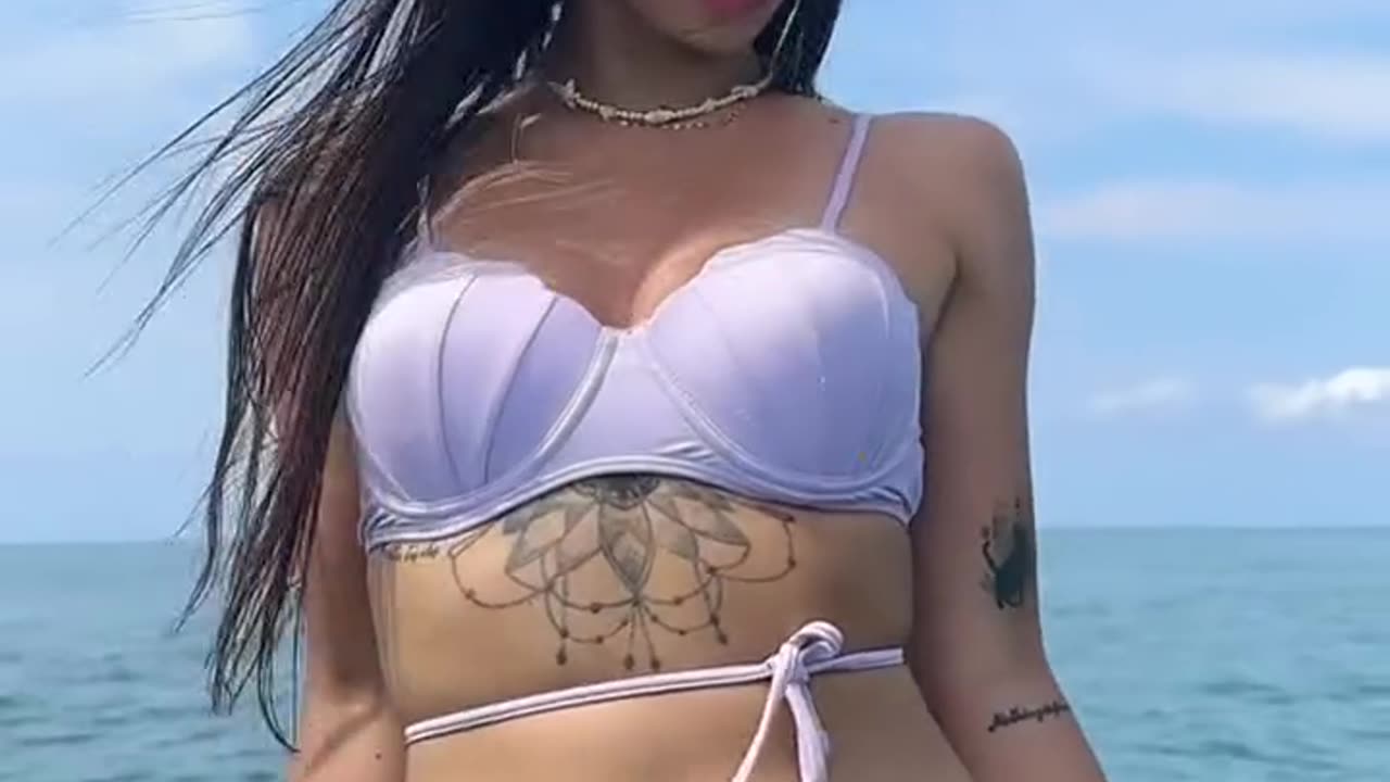 Latina hot big booty - 1👙🔥😍
