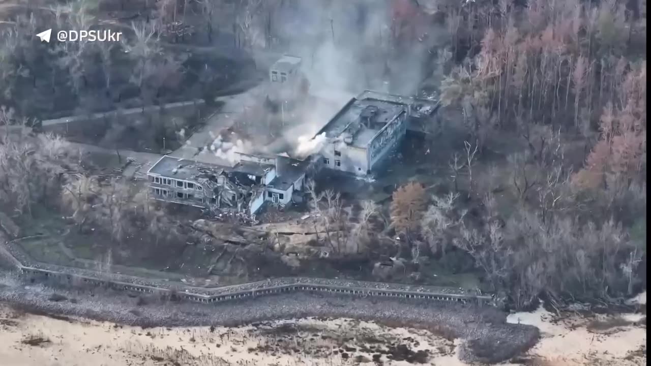 🎯🔥 Russian shelter and dugout destroyed in Zaporizhzhia region.