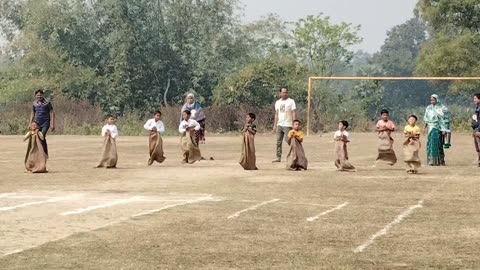 বস্তা দৌড় sack race