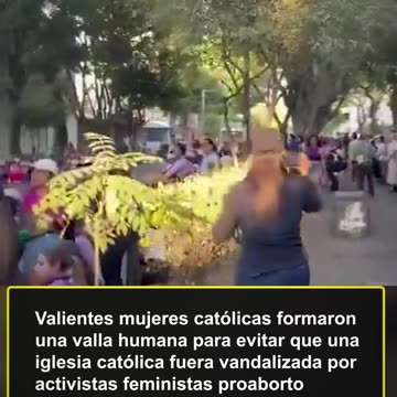 Valientes mujeres católicas formaron una valla humana para impedir que una iglesia católica feminista