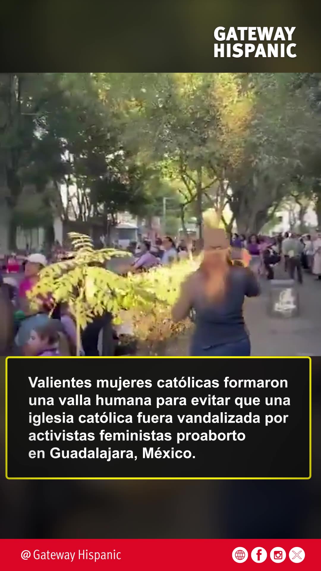 Valientes mujeres católicas formaron una valla humana para impedir que una iglesia católica feminista