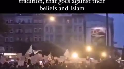 BEST WAKE UP! Muslims surround Christmas Market in Germany & YELL“There's no God but Allah & Muhammad is his messenger”