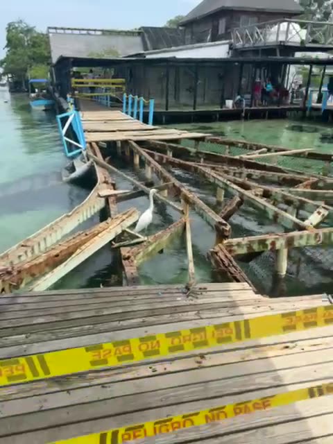 Deterioro de pasarela de madera en Islas del Rosario