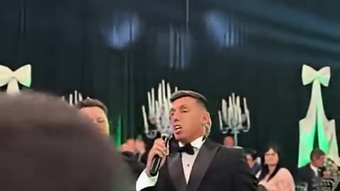 Uzuni e djeg në dasmë, mbulon nusen me dollarë